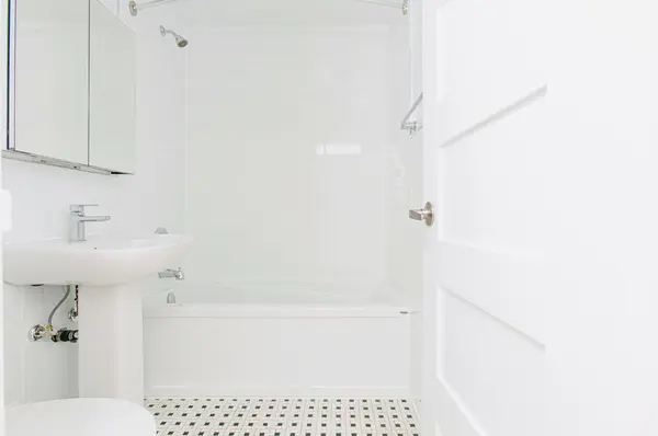 Toronto C11, ON M4G 2Z9,1291 Bayview AVE N #102