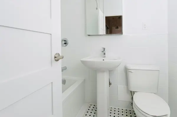 Toronto C11, ON M4G 2Z9,1291 Bayview AVE N #102