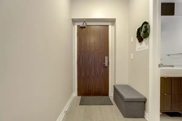 8 Mercer ST #909, Toronto C01, ON M5V 0C4