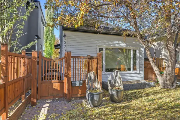 2227 30 ST SW, Calgary, AB T3E2L7