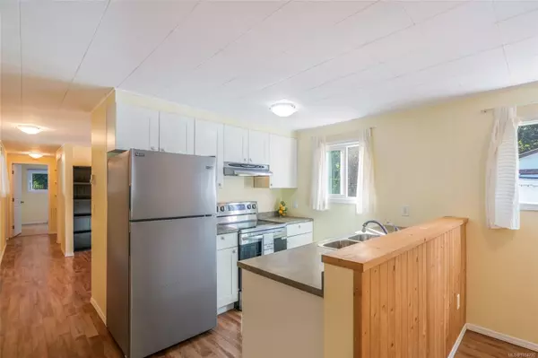 Qualicum Beach, BC V9K 1P2,575 Arbutus St #16