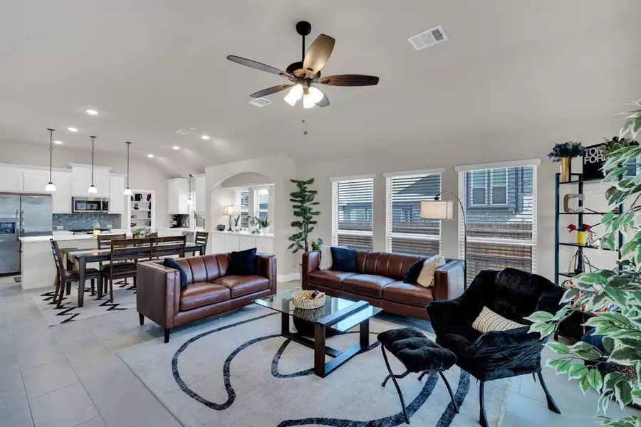 208 Claywood Drive, Glenn Heights, TX 75154