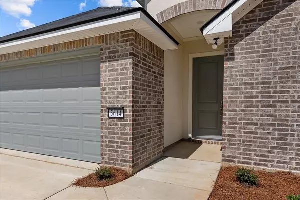 Shreveport, LA 71129,5614 Red Pine Street