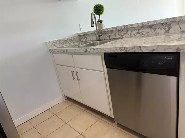 Coral Springs, FL 33071,9930 N Twin Lakes Dr #7-L