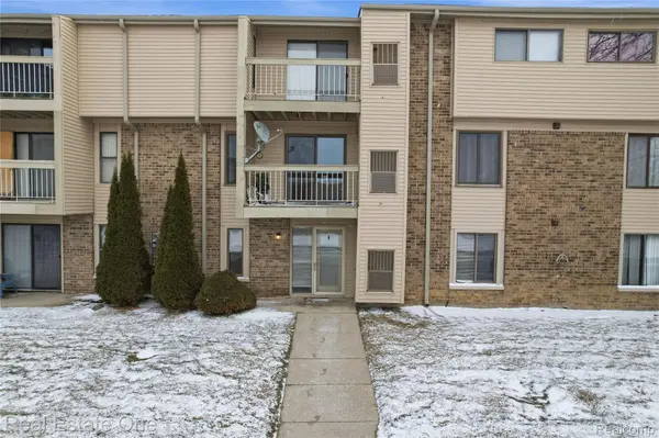 30475 W 14 Mile RD #77, Farmington Hills, MI 48334