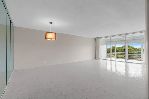 Pompano Beach, FL 33069,605 Oaks Dr #501