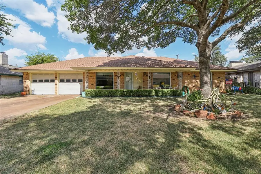 2105 Briarwood Boulevard, Arlington, TX 76013