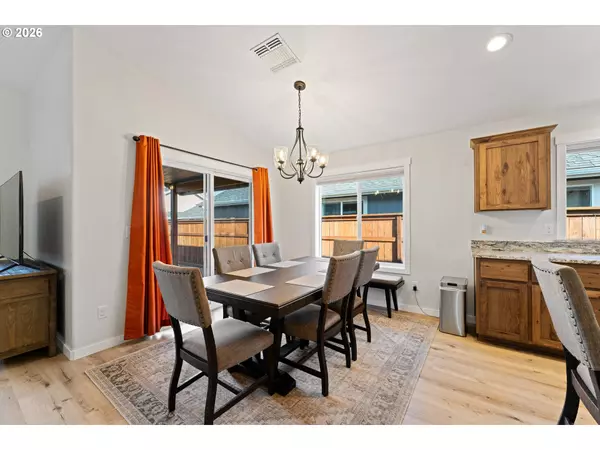 Grants Pass, OR 97527,1876 SW MISTYBROOK DR