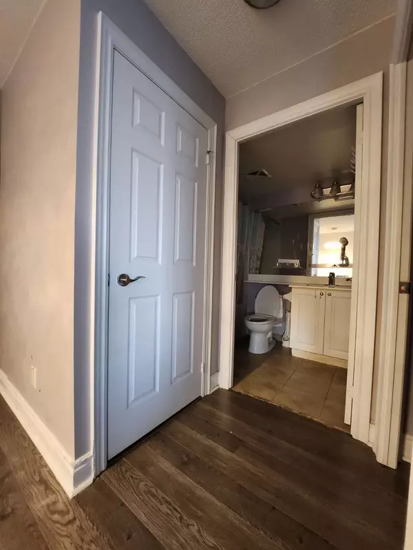 Toronto C07, ON M2M 0A5,25 Greenview AVE #2127