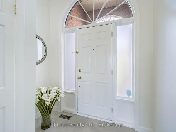 Oakville, ON L6H 2B5,1100 Queens AVE #16