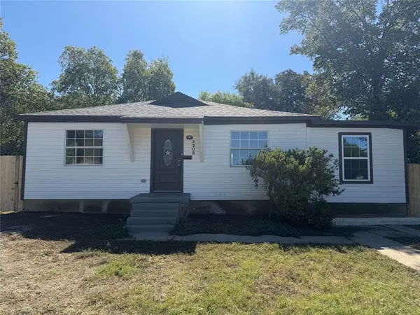 2205 Cottonwood Court,  Grand Prairie,  TX 75050