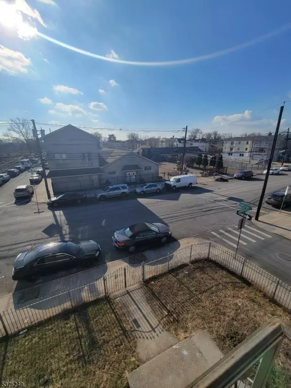 Newark City, NJ 07112,469 Hawthorne Ave