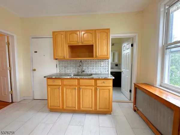 Paterson City, NJ 07503,182 Knickerbocker Ave #2