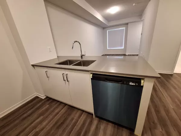 Vaughan, ON L4K 0N6,130 Honeycrisp CRES #308