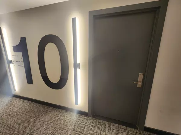 Mississauga, ON L5A 0B1,86 Dundas ST E #1007