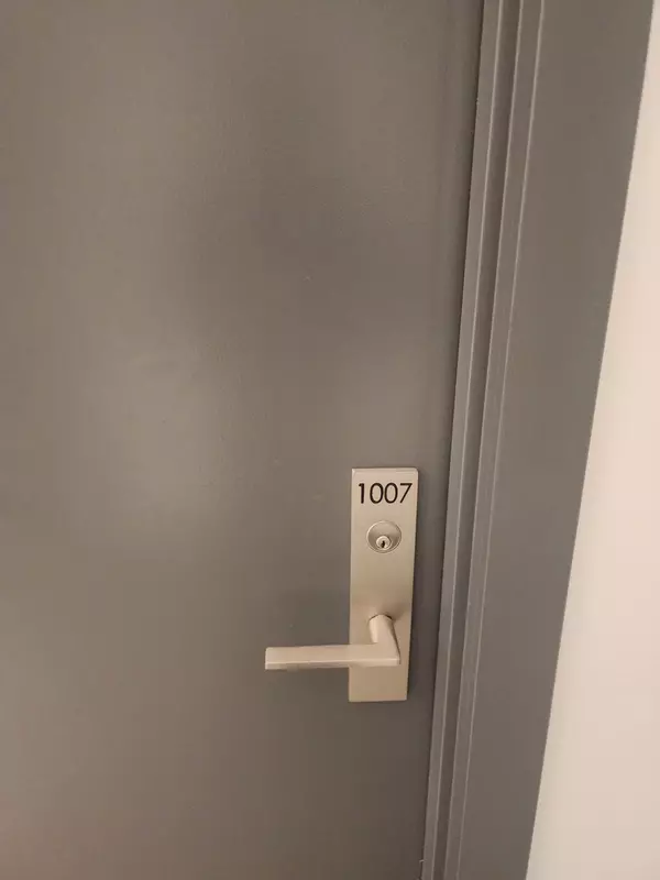 Mississauga, ON L5A 0B1,86 Dundas ST E #1007