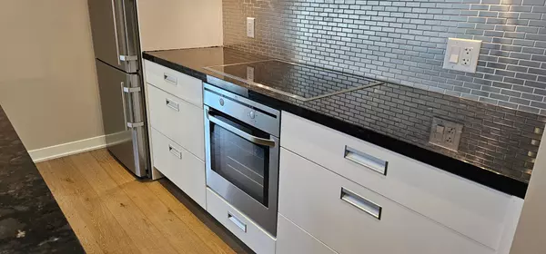 Toronto W06, ON M8Y 0B5,88 Park Lawn RD #1706