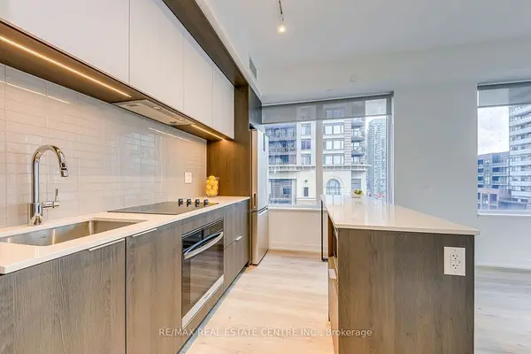 Mississauga, ON L5B 0P6,395 Square One DR #1608