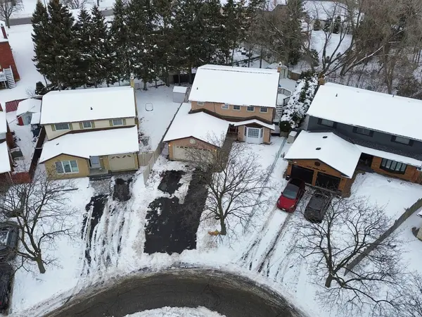 Oshawa, ON L1K 1P4,1030 Pinetree CT