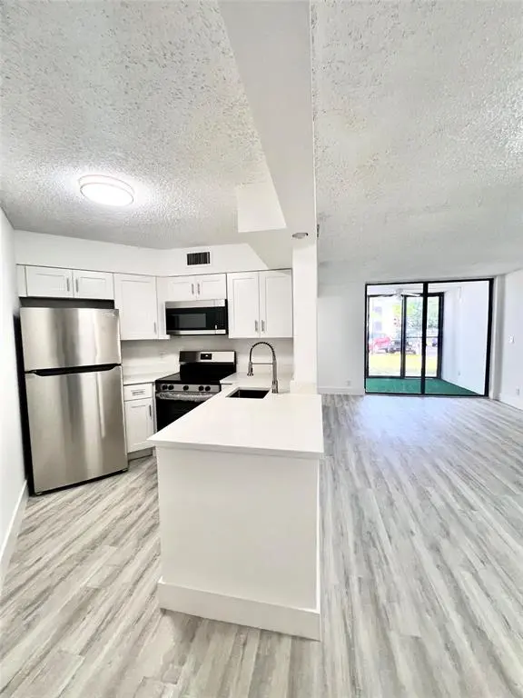 214 Lake Pointe Dr #103, Oakland Park, FL 33309