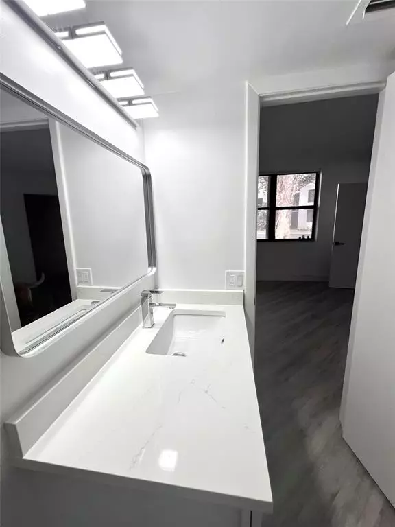 Oakland Park, FL 33309,214 Lake Pointe Dr #103