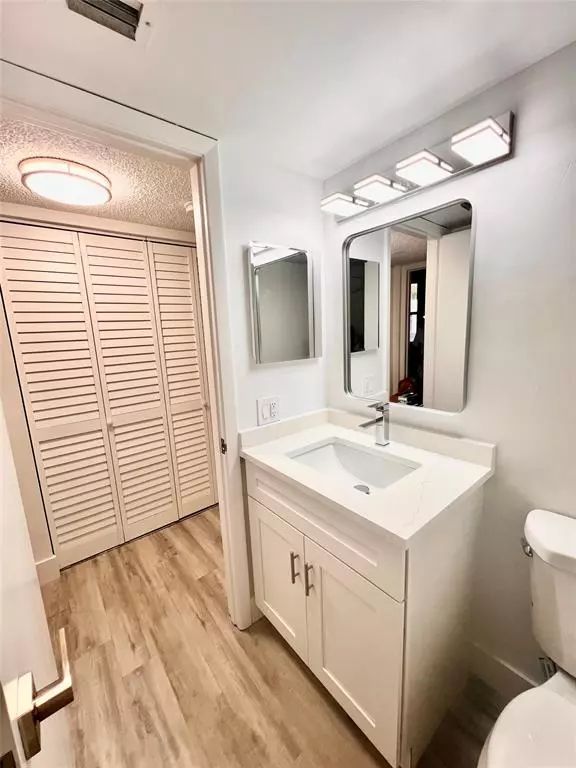 Oakland Park, FL 33309,214 Lake Pointe Dr #103