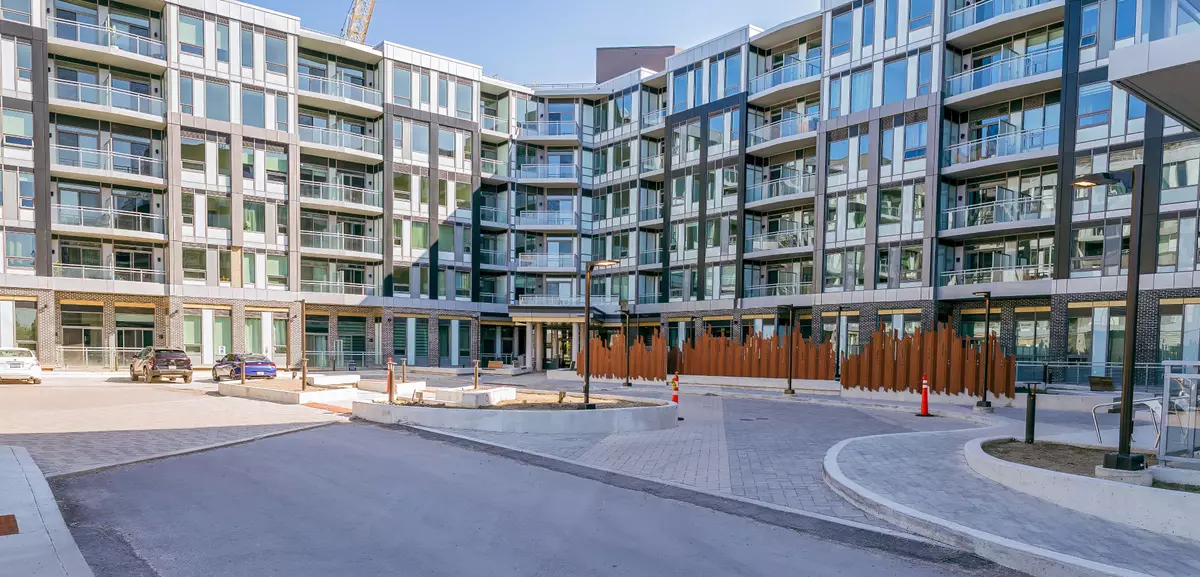 Oakville, ON L6M 5N2,2501 Saw Whet BLVD #537