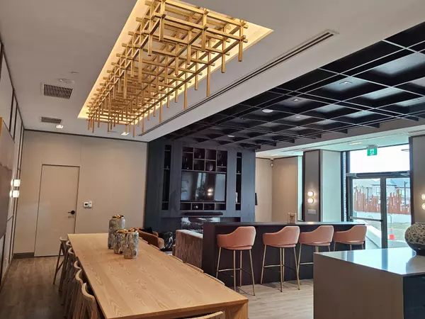 Oakville, ON L6M 5N2,2501 Saw Whet BLVD #537