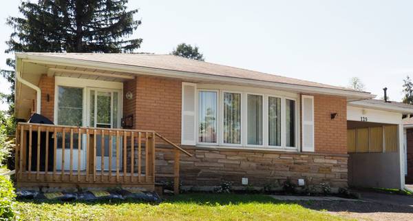129 Hazelglen DR, Kitchener, ON N2M 2E6