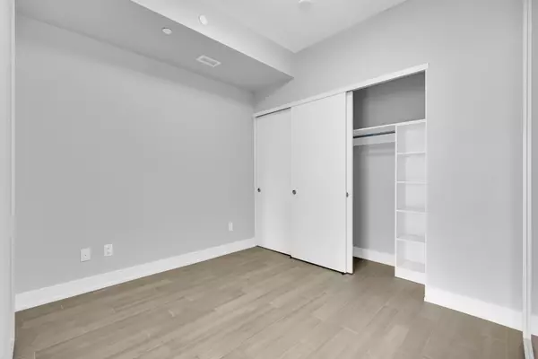 Toronto C01, ON M5S 2H7,664 Spadina AVE #906