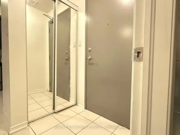 Brampton, ON L6Y 6B8,50 Sky Harbour DR #309