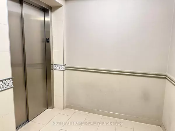 Brampton, ON L6Y 6B8,50 Sky Harbour DR #309