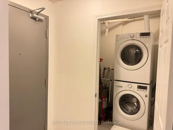 Brampton, ON L6Y 6B8,50 Sky Harbour DR #309