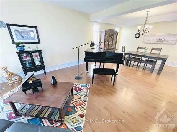 Kanata, ON K2T 0E3,357 Laughlin CIR