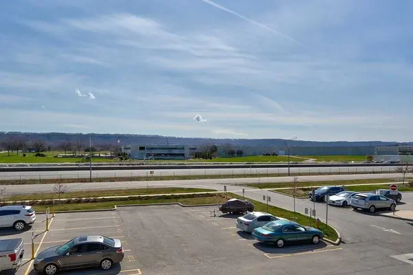 Grimsby, ON L3M 0C9,520 North Service RD #211