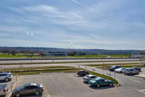 Grimsby, ON L3M 0C9,520 North Service RD #211