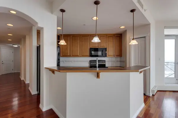 Calgary, AB T2N 4Y7,1718 14 AVE NW #809