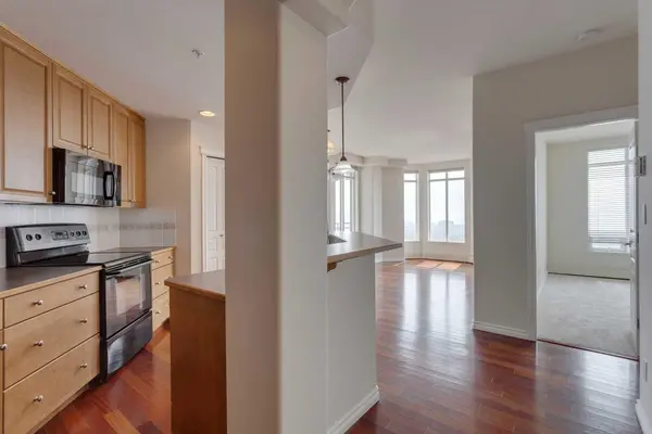 Calgary, AB T2N 4Y7,1718 14 AVE NW #809