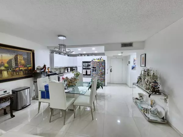 Hallandale Beach, FL 33009,2500 Parkview Dr #403
