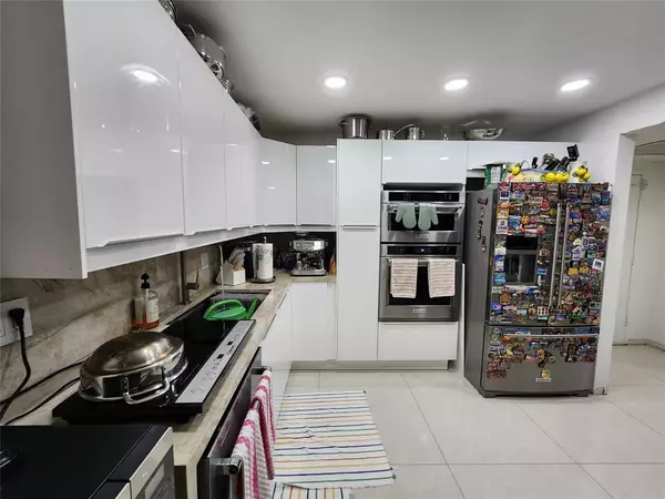 Hallandale Beach, FL 33009,2500 Parkview Dr #403