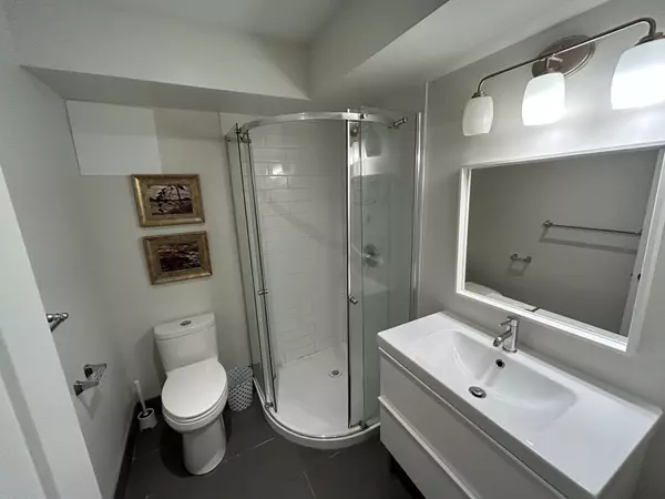 Toronto C03, ON M4R 1G3,15 Castlefield AVE #Lower