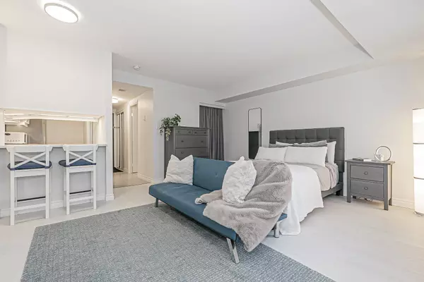 Toronto C01, ON M5G 2J8,711 Bay ST #1712