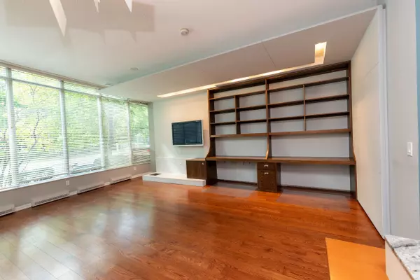 Toronto C01, ON M5V 1B1,219 Fort York BLVD #102