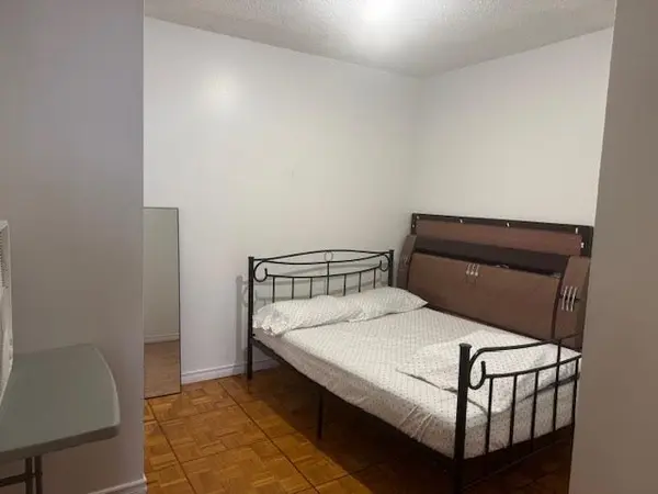 Toronto C01, ON M5T 1H2,519 Dundas ST W #807