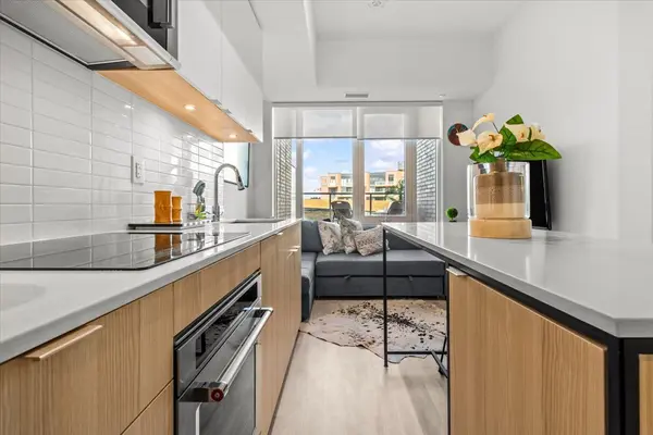 Mississauga, ON L5H 0A9,220 Missinnihe WAY #327