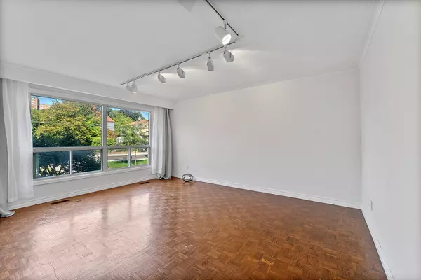 Toronto W02, ON M6S 4P3,160 Varsity RD