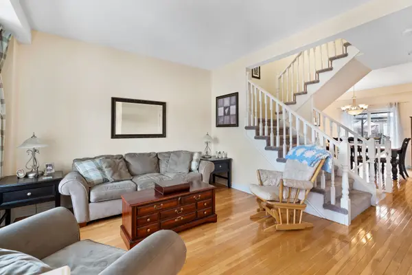 Thorold, ON L2V 5E3,7 Honey Locust CIR