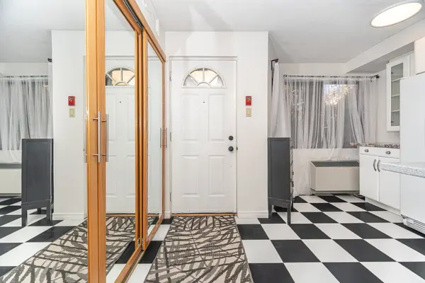 Toronto E02, ON M4E 1E2,2112 Queen ST E #10