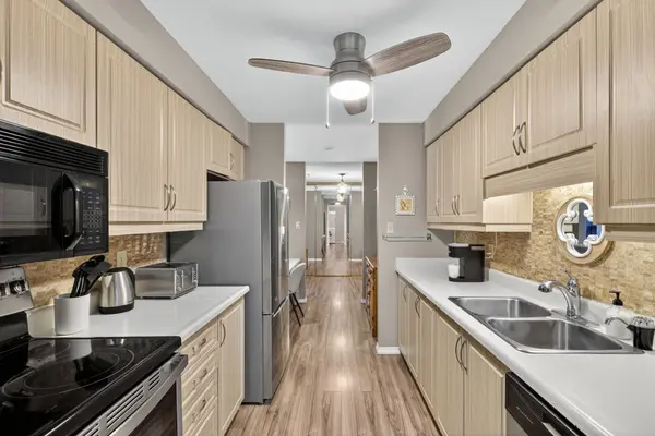 Barrie, ON L4N 6S1,10 Coulter ST #124