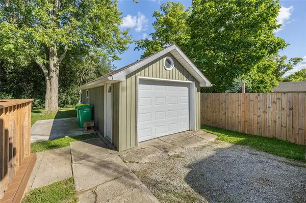 452 MAUDE Street, Petrolia, ON N0N 1E0